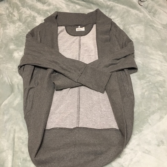 Size small cardigan - Picture 2 of 2